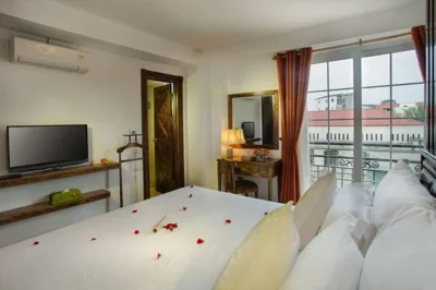 Familiesuite met verbindingsdeur en uitzicht op de stad — Singita Classy - A Cozy Rustic Hideaway in Hanoi Old Quarter