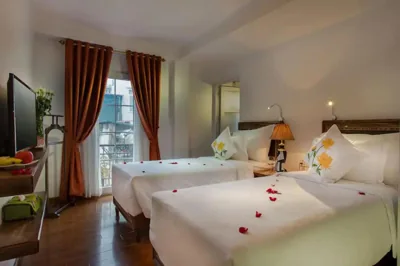 Familiesuite met balkon — Singita Classy - A Cozy Rustic Hideaway in Hanoi Old Quarter
