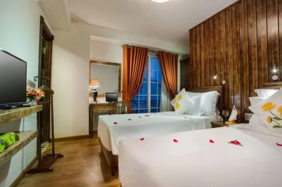 Premium tweepersoonskamer met balkon — Singita Classy - A Cozy Rustic Hideaway in Hanoi Old Quarter