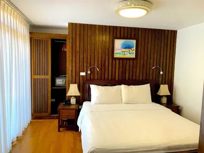 Studio-appartement met balkon — Singita Classy - A Cozy Rustic Hideaway in Hanoi Old Quarter